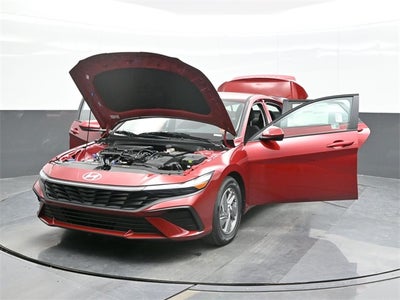 2025 Hyundai ELANTRA SE
