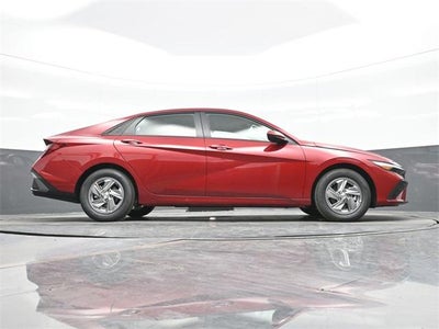 2025 Hyundai ELANTRA SE